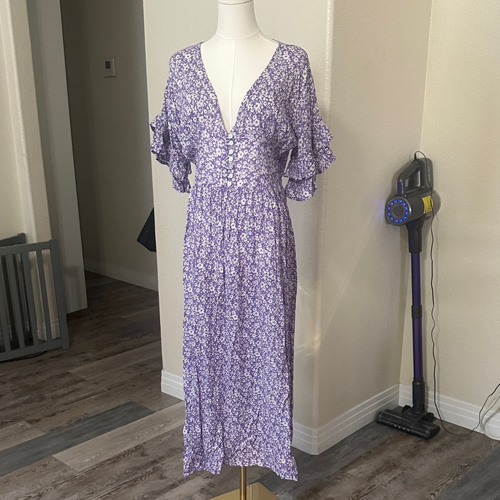 New! Chic ruffle sleeve Lavender/white Floral Midi Dress